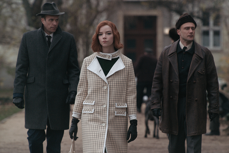 THE QUEEN'S GAMBIT (L to R) JOHN SCHWAB as MR. BOOTH, ANYA TAYLOR-JOY as BETH HARMON, and JURI PADEL as RUSSIAN LIMO DRIVER in episode 107 of THE QUEEN'S GAMBIT Cr. COURTESY OF NETFLIX © 2020